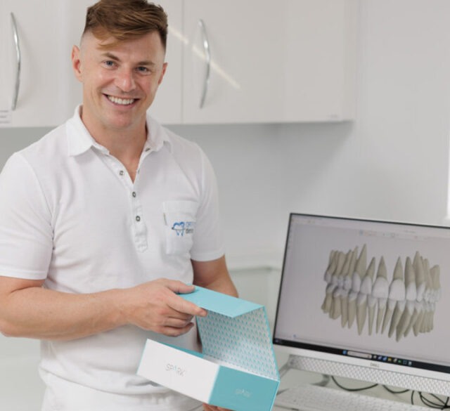 Aparaty nakładkowe Spark i Invisalign