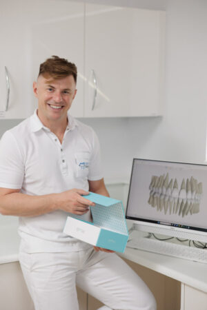 Aparaty nakładkowe Spark i Invisalign